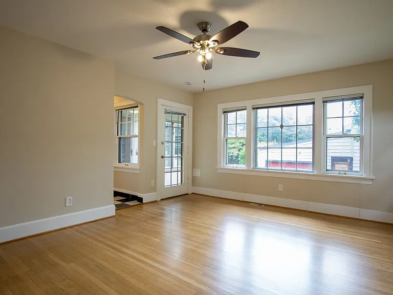 Adorable 1 Bedroom Flat by Laurelhurst Park + SE Belmont! — Photo 5