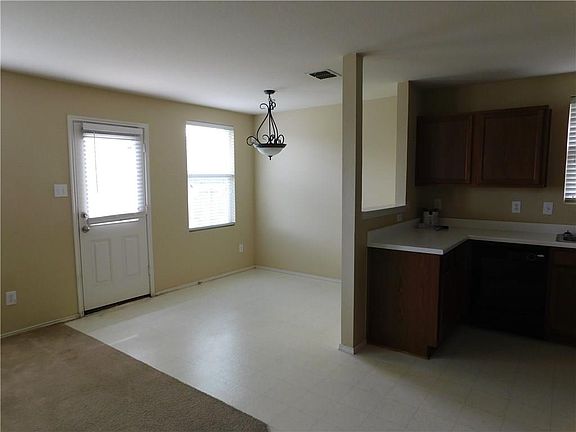 3rd image of 1221 Evergreen St