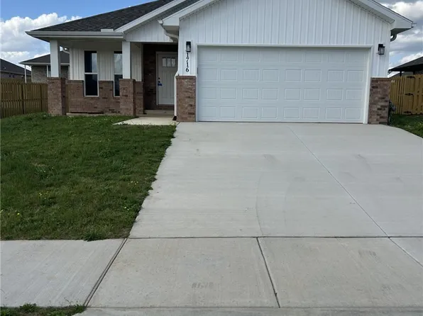 1716 Farmer St, Pea Ridge, AR 72751