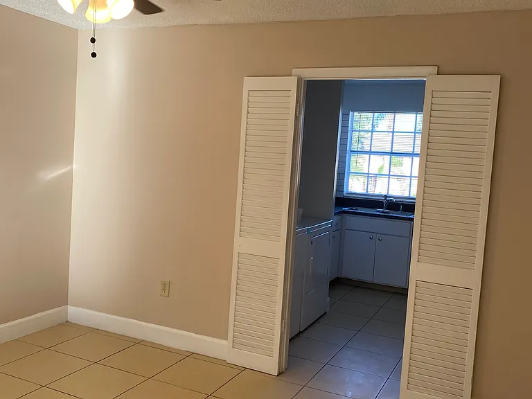 408 Banyon Tree Cir #200 — Photo 5