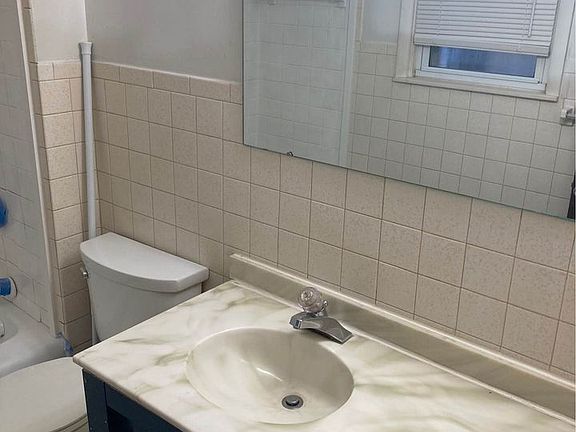 2nd image of 7 Stuyvesant St #2