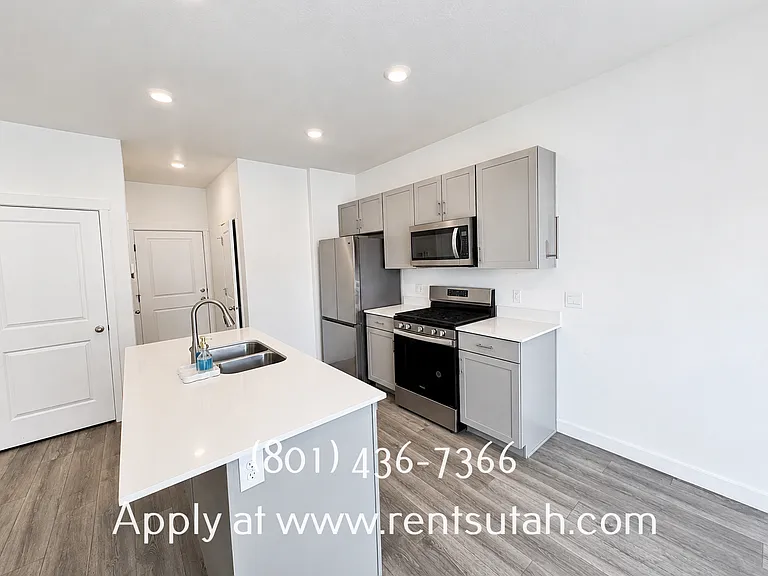 647 W Raintree Ln — Photo 6
