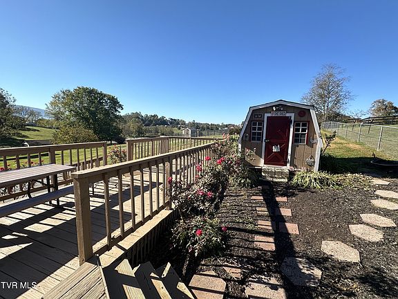 5th image of 351 Camelot Dr