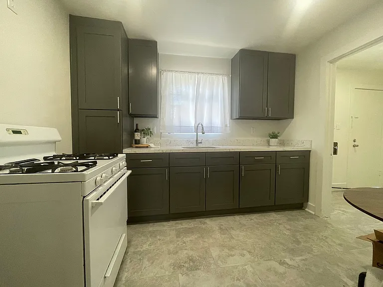 258 E Kingsley Ave #4 — Photo 3