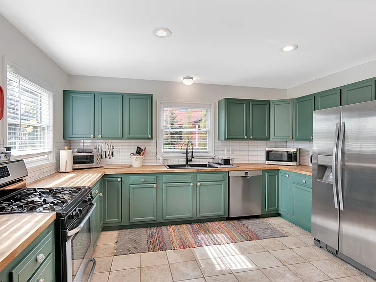 232 W 8th St — Photo 9