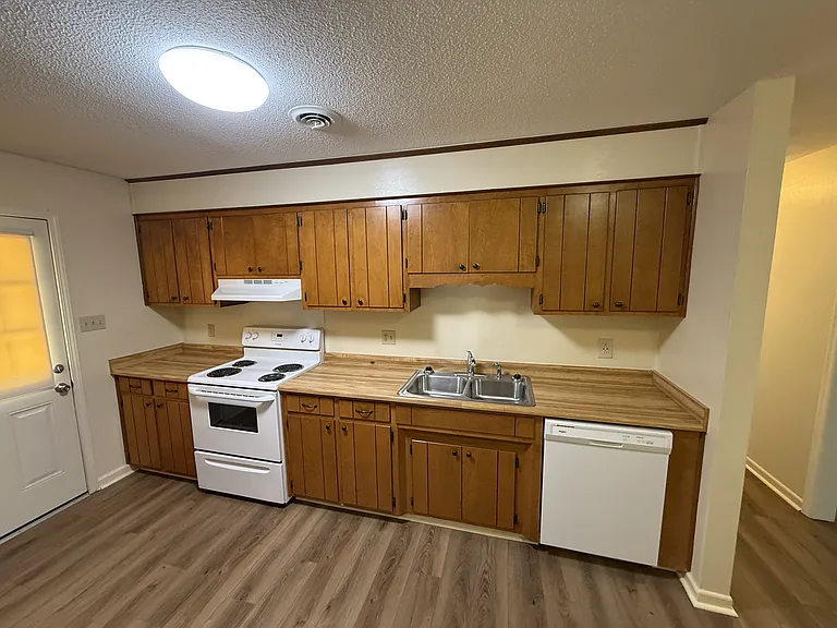 140 Sherman Dr — Photo 6