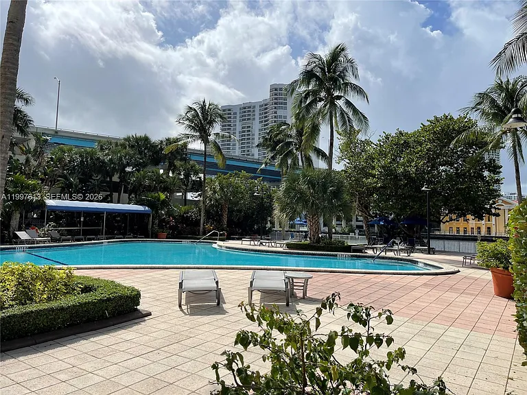 19390 Collins Ave #2 — Photo 19