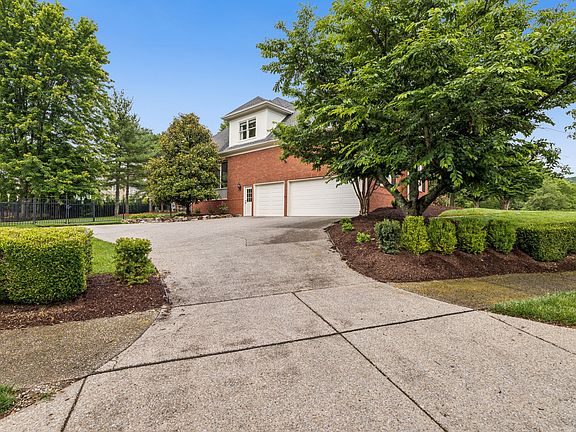 4th image of 211 Waterbury Cir