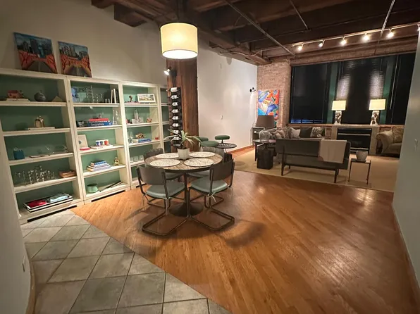 732 S Financial Pl, Chicago, IL