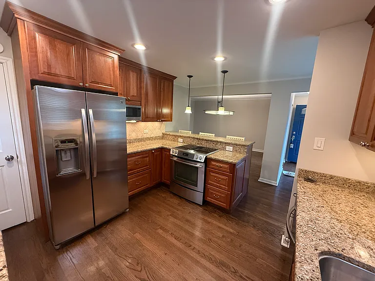 611 E Davis St — Photo 8