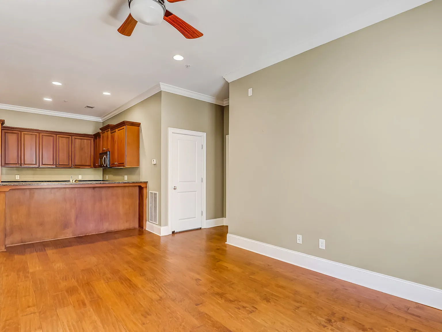 425 E McDonough St - 101 — Photo 3