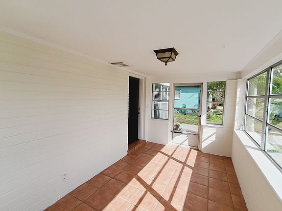 4th image of 843 Canovia Ave