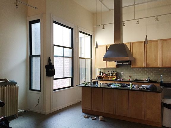 4th image of 861 Manhattan Ave