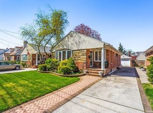 195 Emory Rd, Mineola, NY 11501