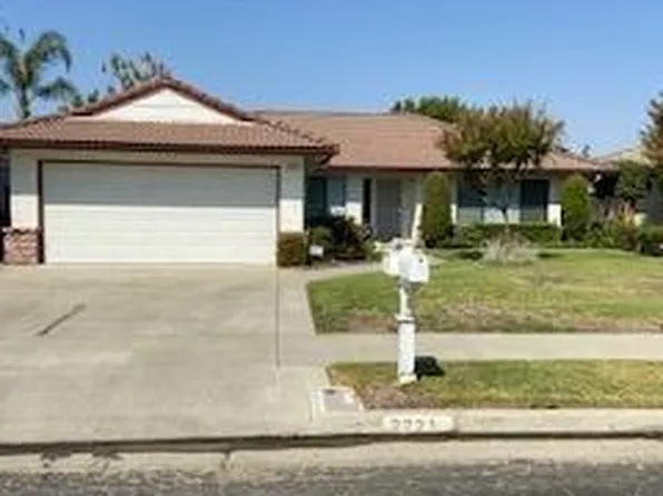 2721 Pinewood Dr, Madera, CA 93637