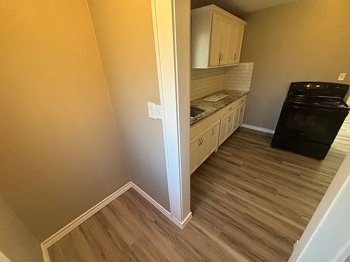 909 College Ave — Photo 13