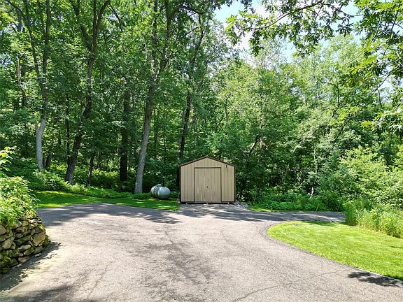 4th image of E865 Woodridge Dr