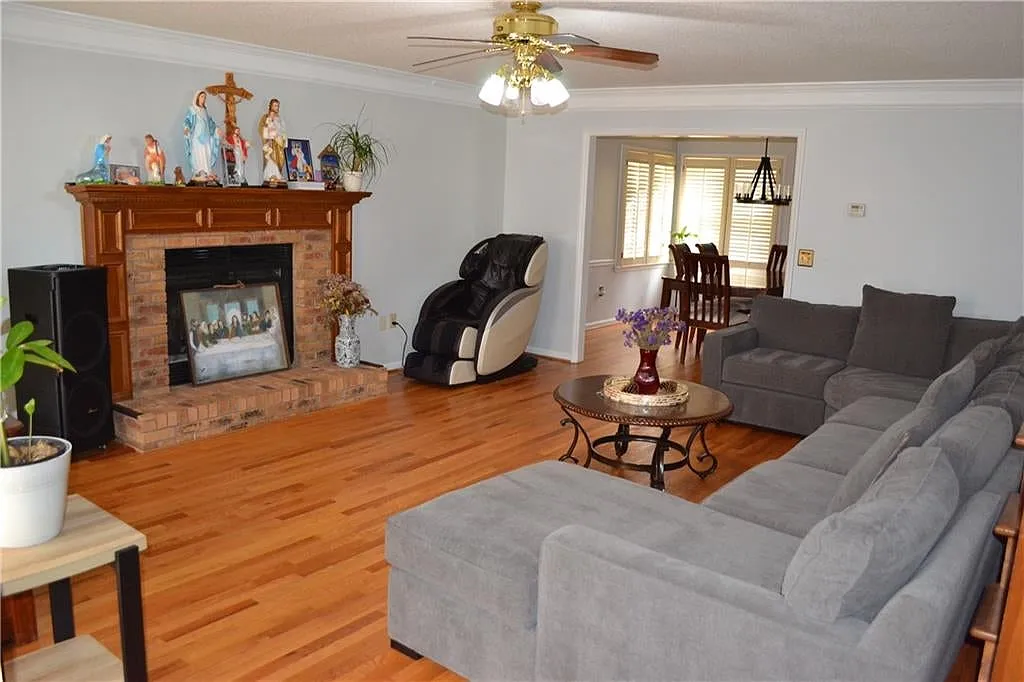 4 bed, 2397 sqft, $2,700 — Photo 3