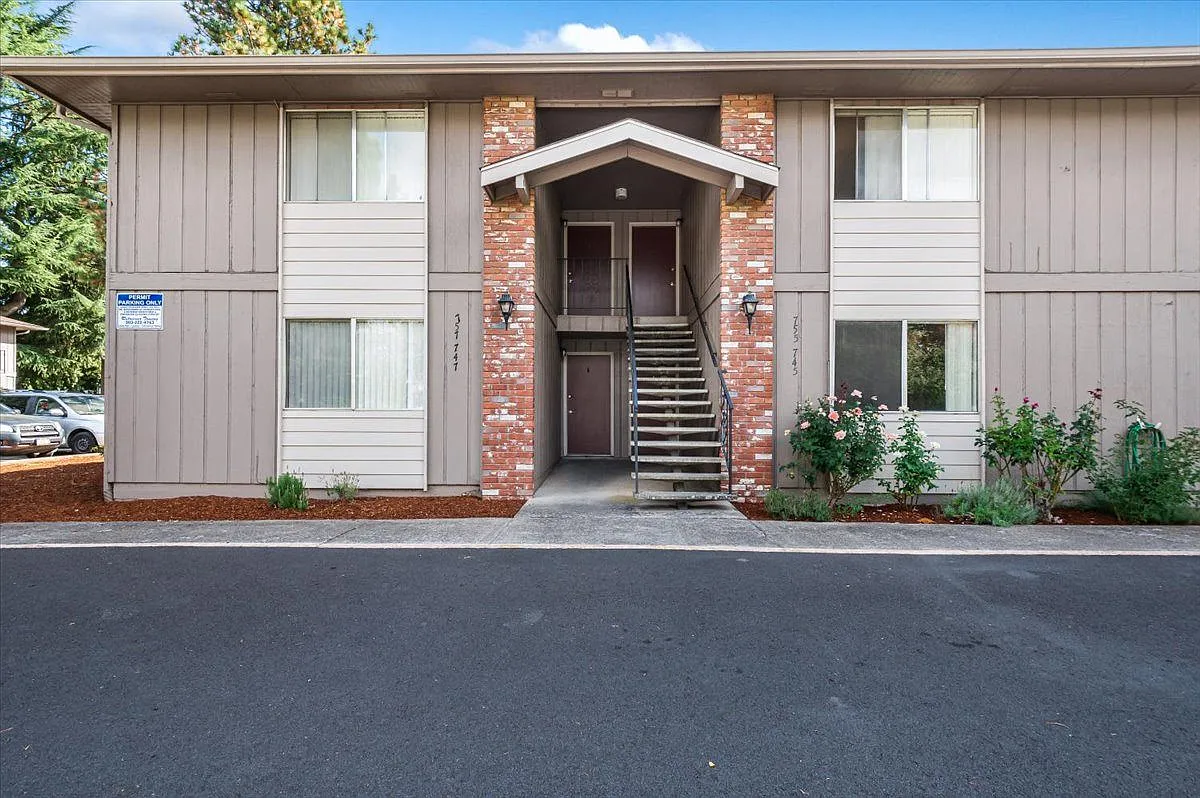 Laurel Park Apartments — Photo 1