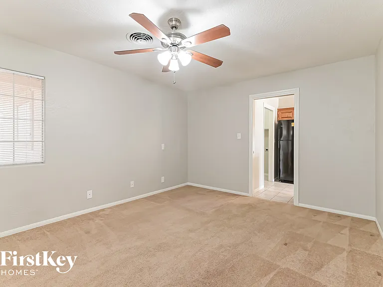 518 E Fairway Rd — Photo 4