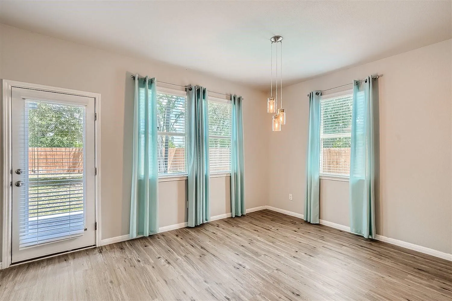 4 bed, 2.5 bath, 2373 sqft, $2,300 — Photo 3