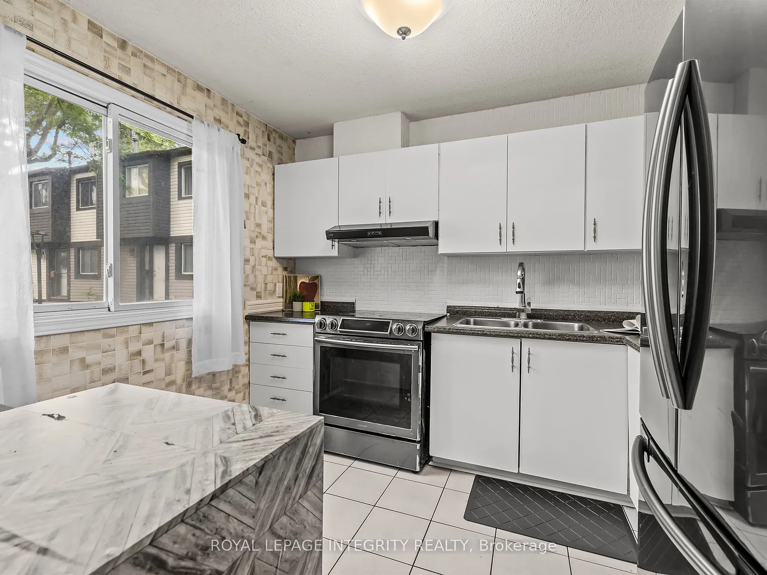 3 bed, $2,400 — Photo 3