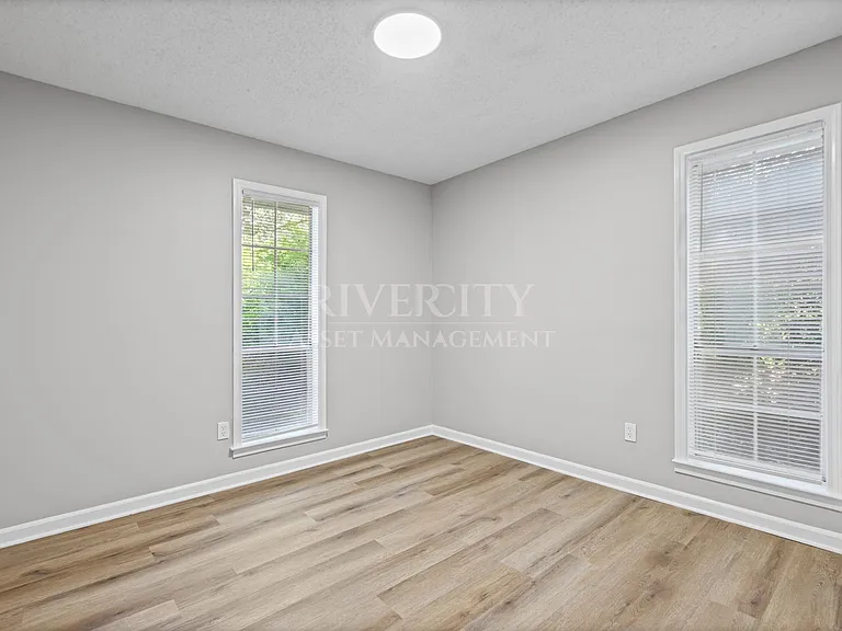 895 Brownlee Rd — Photo 21