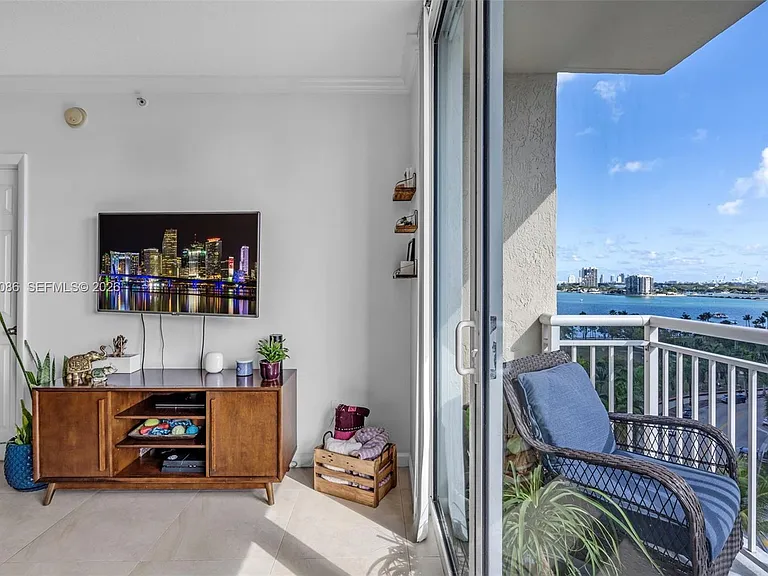 2000 N Bayshore Dr #909 — Photo 3