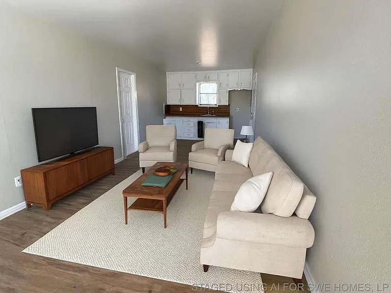2414 Baylor St — Photo 4