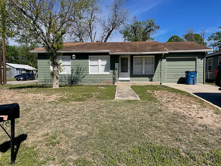 811 Oasis St — Photo 3