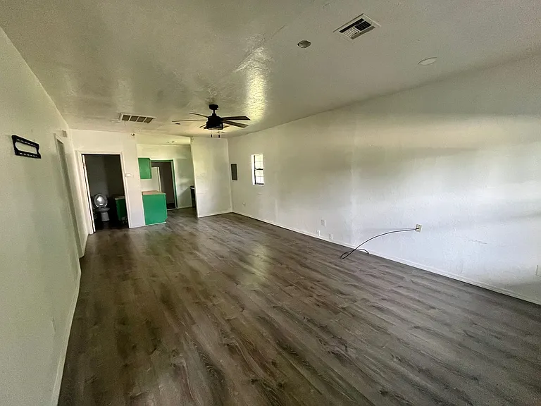 908 SW G Ave — Photo 2