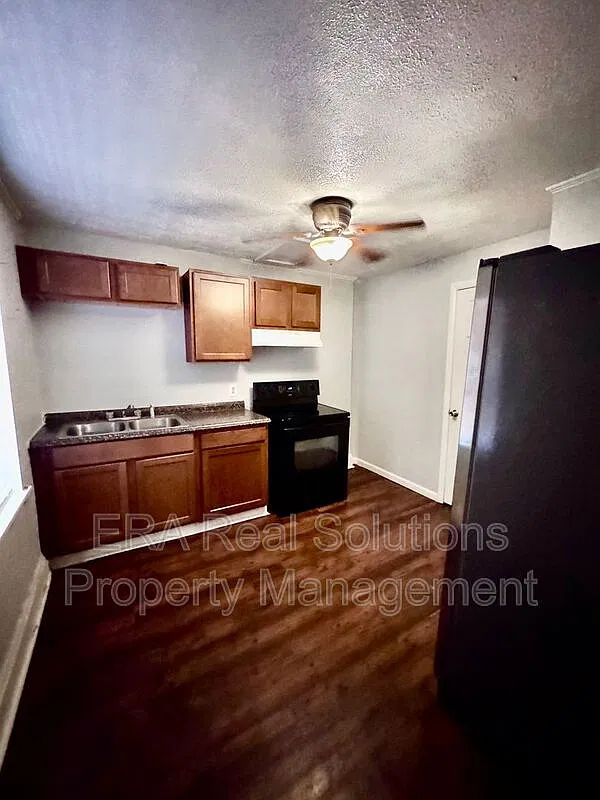 2 bed, 1.0 bath, $1,350 — Photo 2