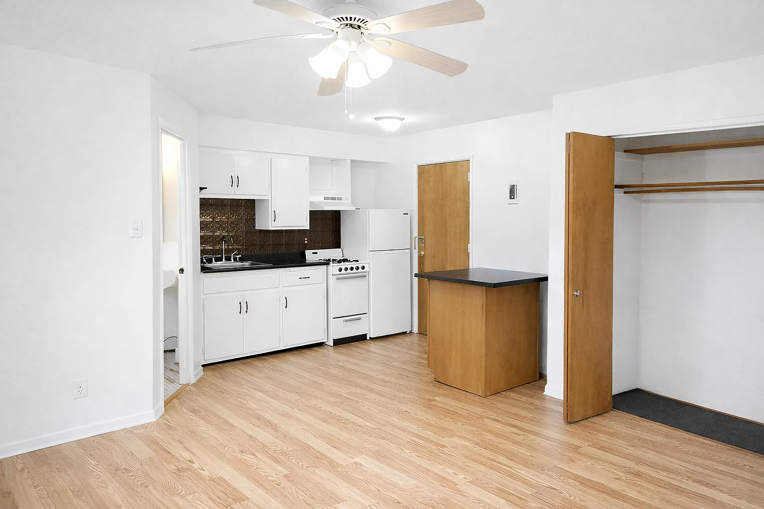 Studio, $790 — Photo 4