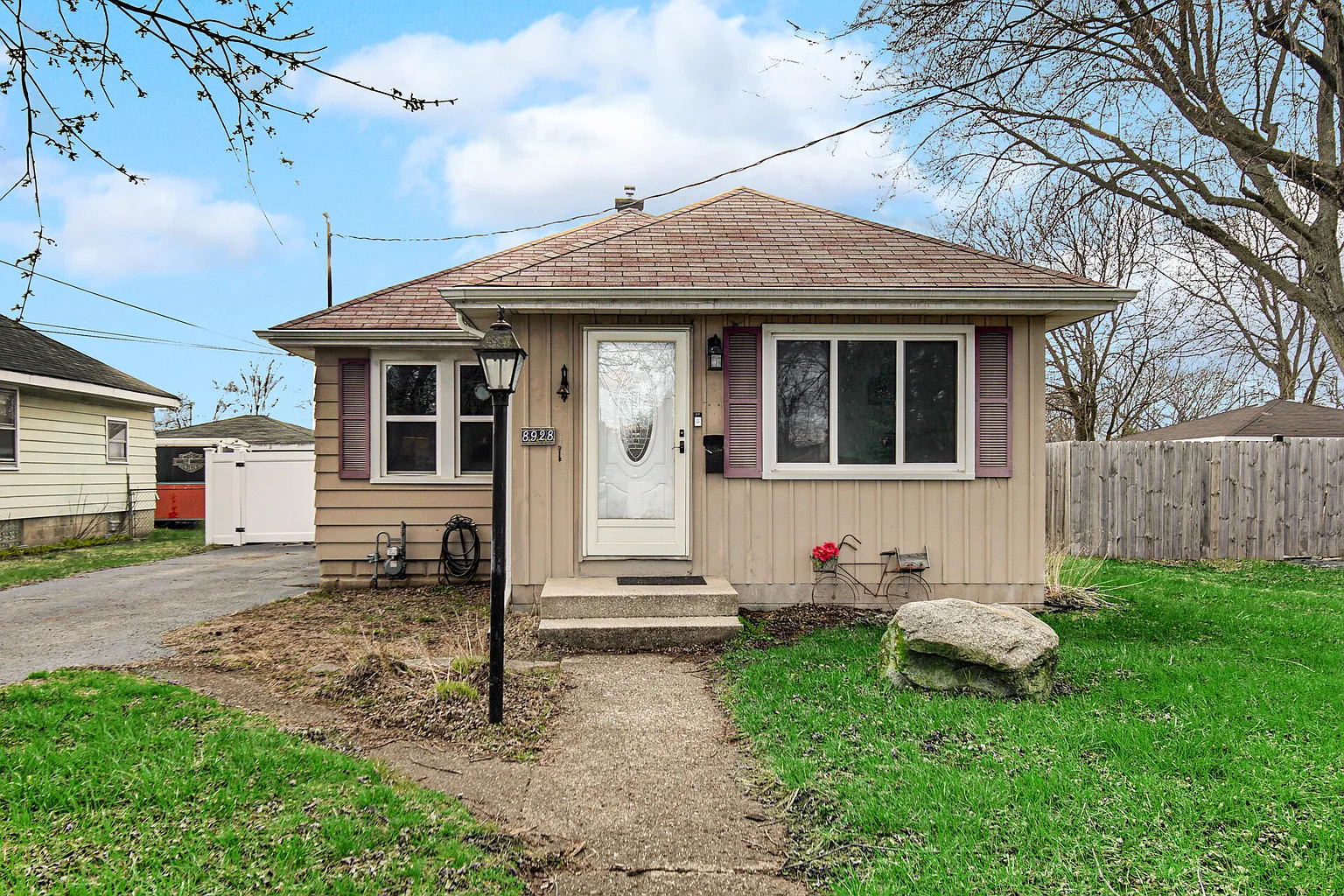 8928 Hook St photo 1