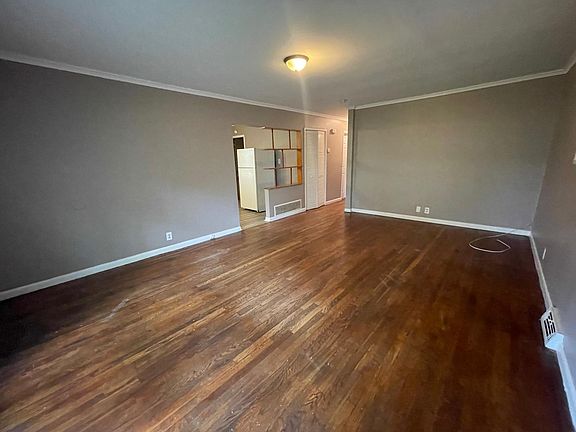 4th image of 939 Byron Ave