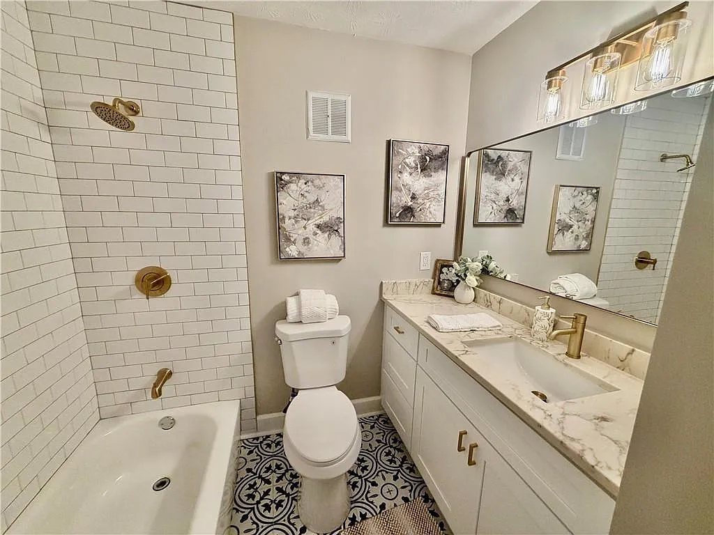 3 bed, 2.0 bath, 1216 sqft, $2,500 — Photo 3