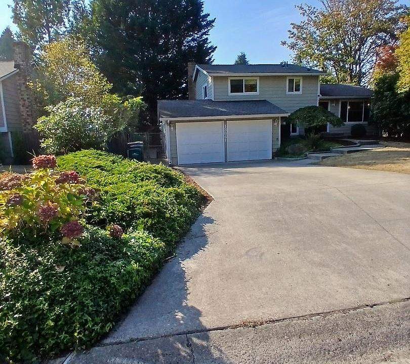 Lovely 3 bed, 2 1/2 bath tri-level home on Cul-de-sac. Long driveway with lots of parking.