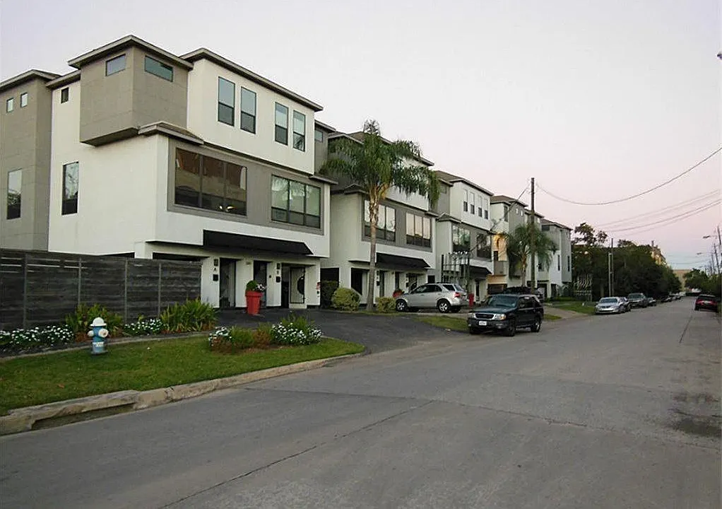 2 bed, 1.5 bath, 1330 sqft, $1,899 — Photo 2