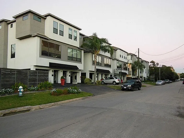 2301 Camden Dr #B — Photo 2
