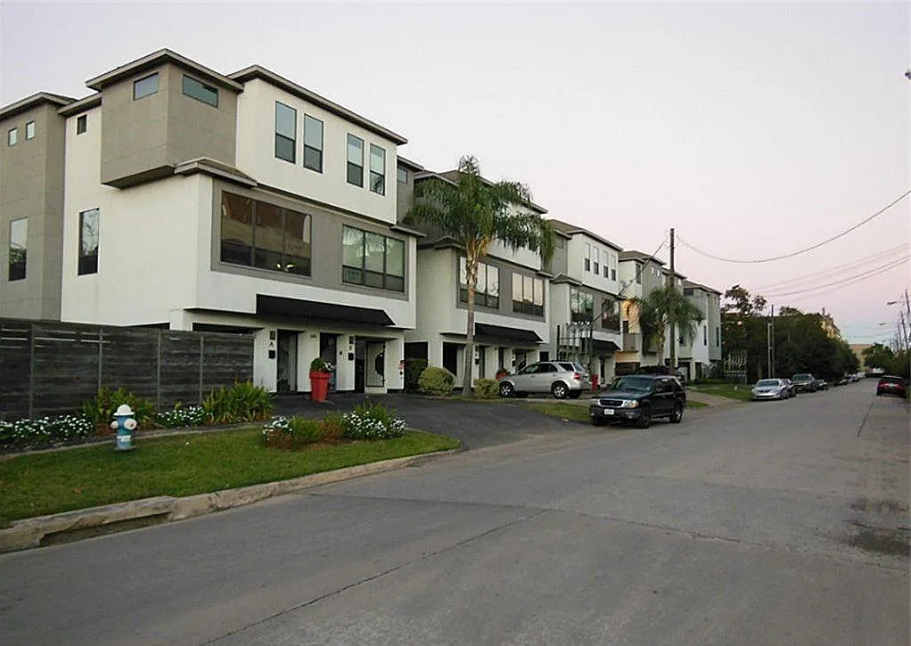 Building Photo - 2301 Camden Dr #B