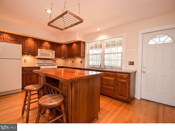 5th image of 904 Lovering Ave