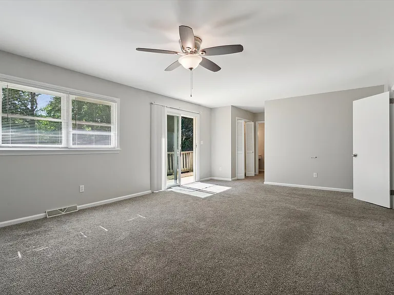 112 Leslie Dr — Photo 37