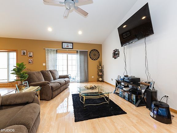 2nd image of 211 Orleans St