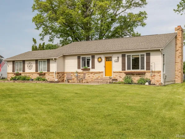 1236 Queens Dr, Oxford, MI 48371