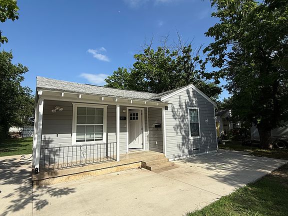2nd image of 819 Scott Dr