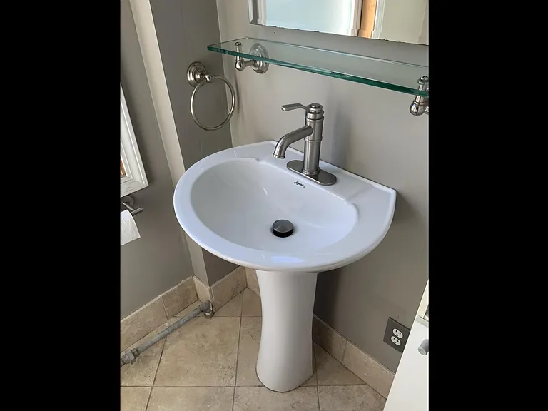 Pedestal lav sink 
With tile floors