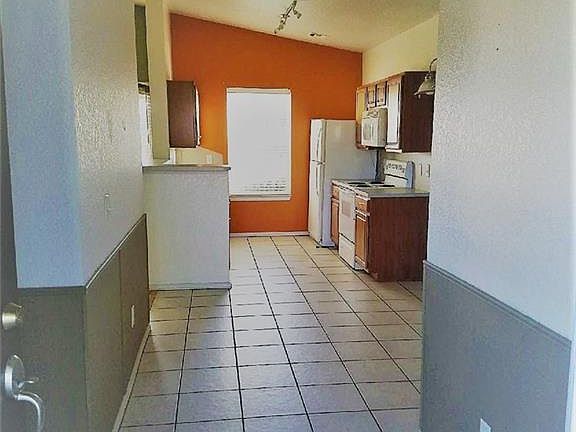 5th image of 940 SW 156th St
