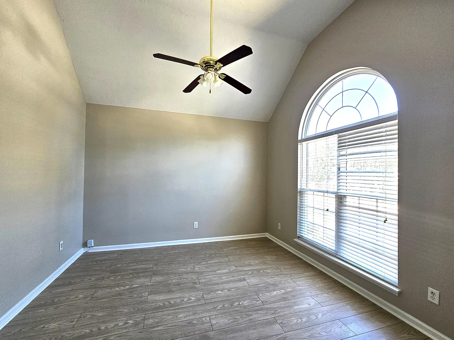 4 bed, 2.5 bath, 2635 sqft, $2,300 — Photo 2