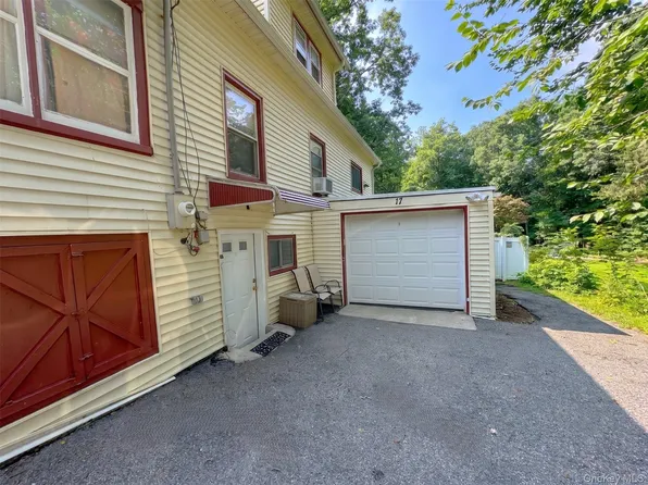 17 Bridge Ln #B, Yorktown Heights, NY 10598