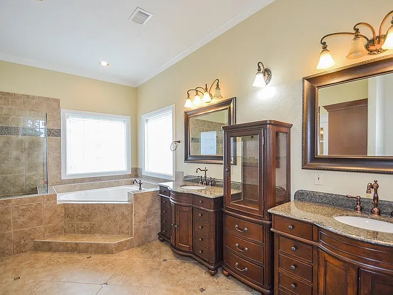 2326 Walnut Bend Ln — Photo 17